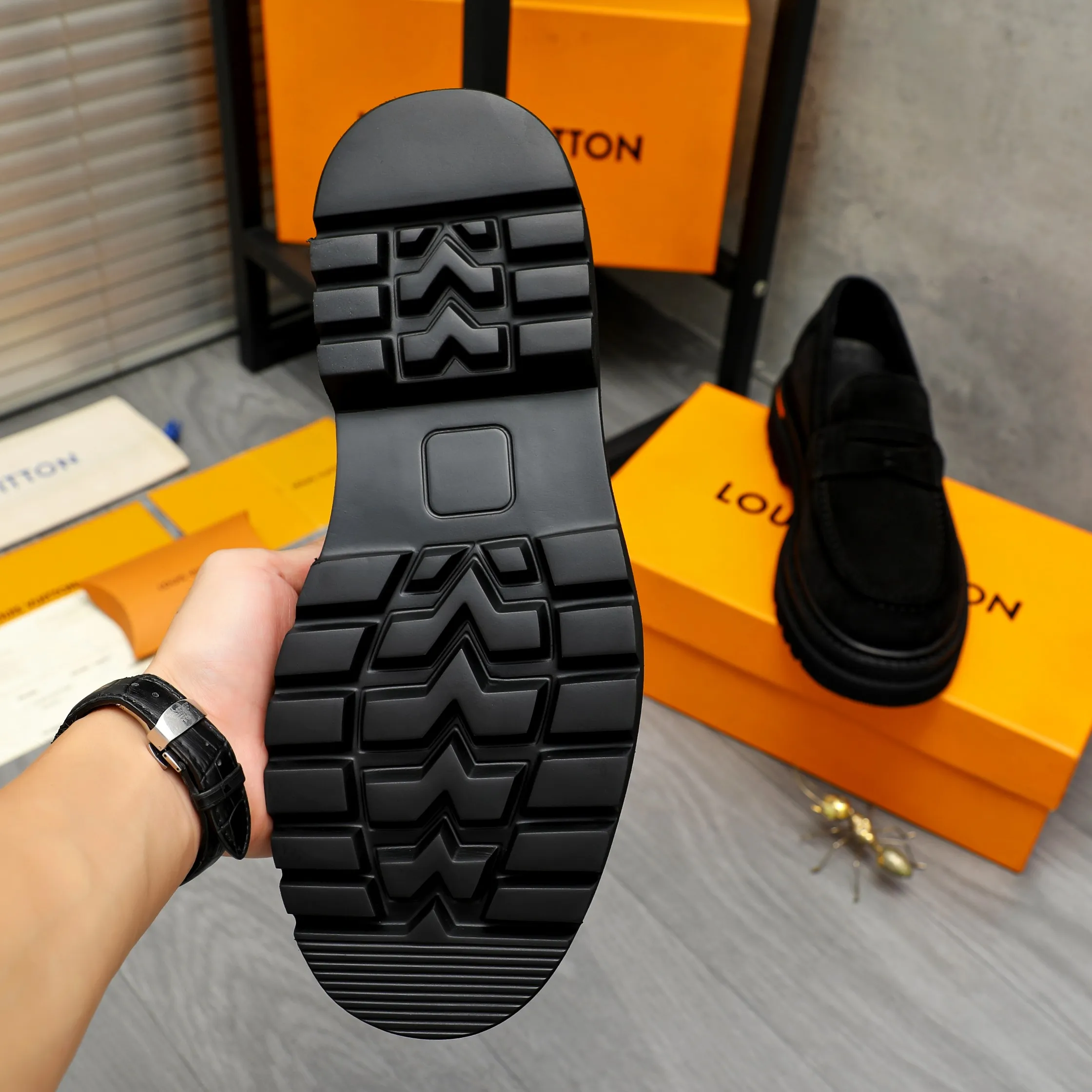 Men's shoes 💰620 Product trademark: LV "Louis Vuitton" business casual slip-on leather shoes Regular size: 37-46 Product material: Selected high-quality frosted cowhide upper, pigskin lining, rubber outsole